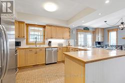 Wrap-about kitchen counters with lots of prep area - 