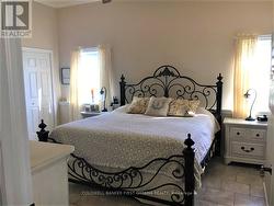 Bungalow three bedrms, including primary bedroom - 