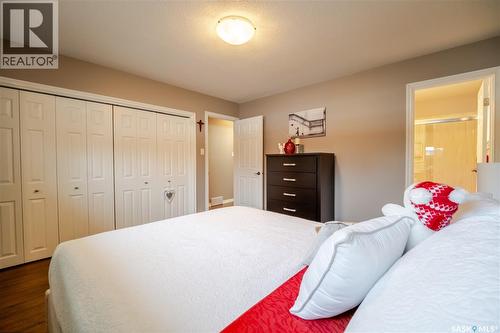 1354 King Crescent, Moose Jaw, SK - Indoor Photo Showing Bedroom