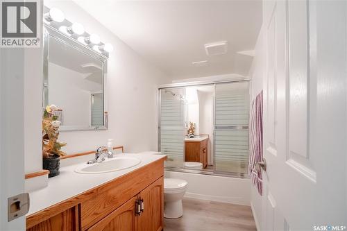 1354 King Crescent, Moose Jaw, SK - Indoor Photo Showing Bathroom