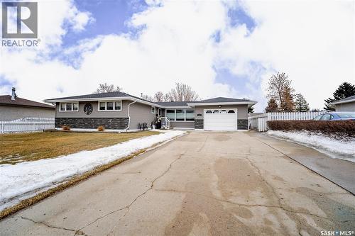 1354 King Crescent, Moose Jaw, SK - Outdoor