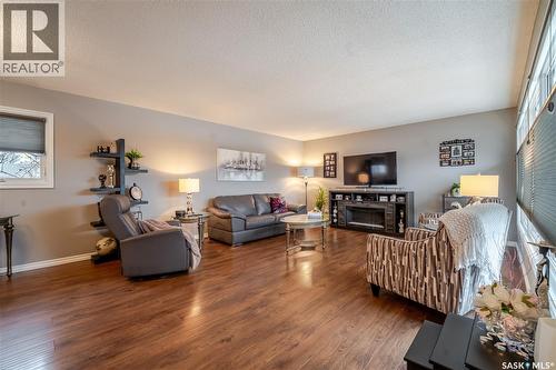 1354 King Crescent, Moose Jaw, SK - Indoor Photo Showing Living Room