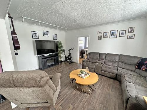 4 Riverview Street, Nipigon, ON - Indoor Photo Showing Living Room