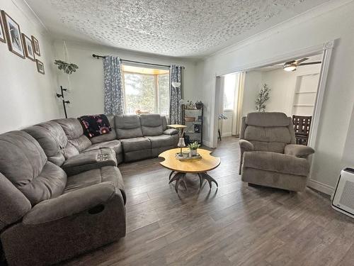 4 Riverview Street, Nipigon, ON - Indoor Photo Showing Living Room