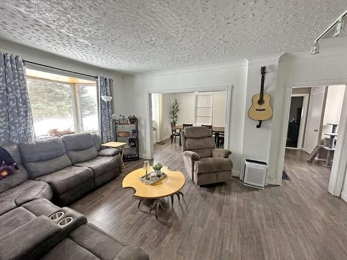 4 Riverview Street, Nipigon, ON - Indoor Photo Showing Living Room