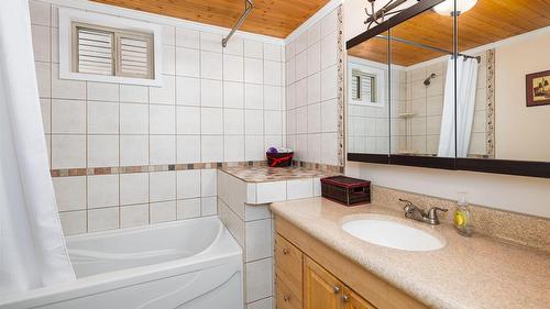 1420 Alder Street, Creston, BC - Indoor Photo Showing Bathroom