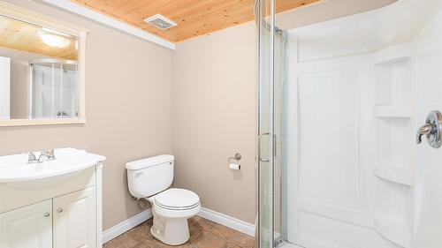 1420 Alder Street, Creston, BC - Indoor Photo Showing Bathroom