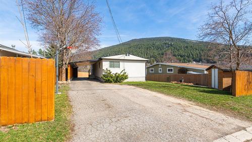 1420 Alder Street, Creston, BC - Outdoor