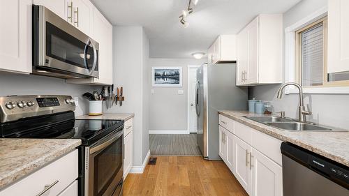 1420 Alder Street, Creston, BC - Indoor Photo Showing Kitchen With Double Sink