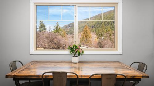 1420 Alder Street, Creston, BC - Indoor Photo Showing Dining Room