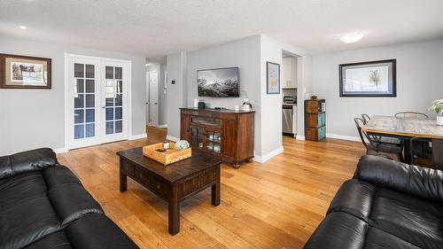 1420 Alder Street, Creston, BC - Indoor Photo Showing Living Room