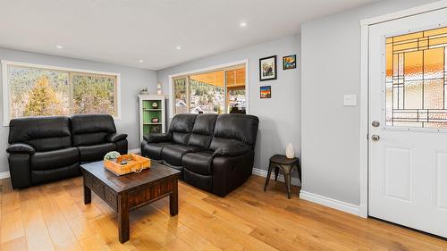 1420 Alder Street, Creston, BC - Indoor Photo Showing Living Room