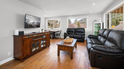 1420 Alder Street, Creston, BC - Indoor Photo Showing Living Room