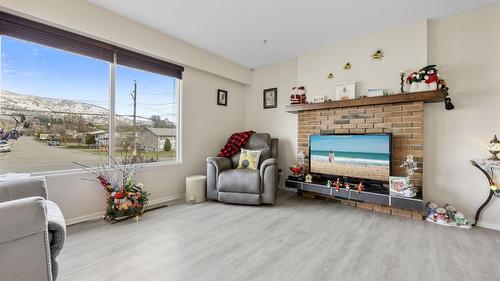 2429 Gosset Road, West Kelowna, BC - Indoor Photo Showing Living Room With Fireplace