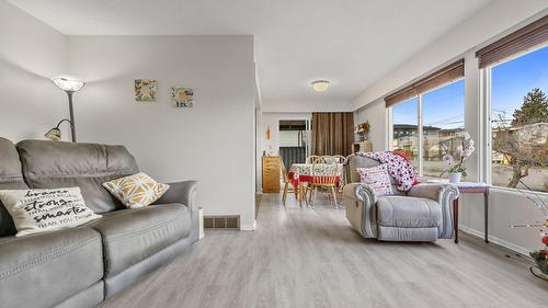 2429 Gosset Road, West Kelowna, BC - Indoor Photo Showing Living Room