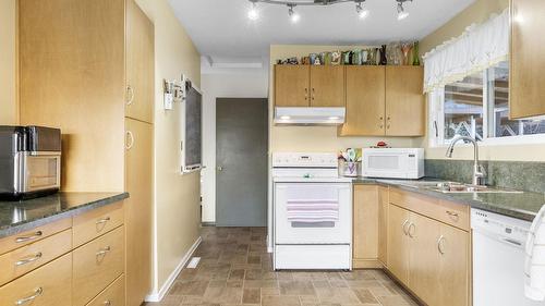 2429 Gosset Road, West Kelowna, BC - Indoor Photo Showing Kitchen