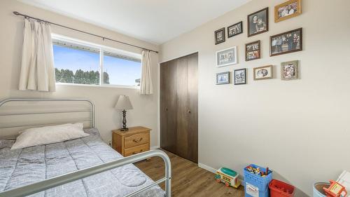 2429 Gosset Road, West Kelowna, BC - Indoor Photo Showing Bedroom