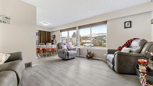 2429 Gosset Road, West Kelowna, BC - Indoor Photo Showing Living Room