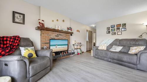 2429 Gosset Road, West Kelowna, BC - Indoor Photo Showing Living Room With Fireplace