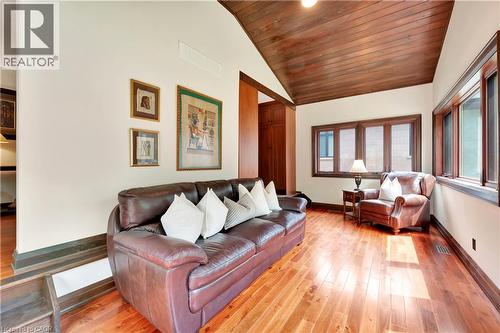 11 Maple Hill Drive, Kitchener, ON - Indoor Photo Showing Living Room
