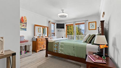 940 Peterman Road, Creston, BC - Indoor Photo Showing Living Room With Fireplace