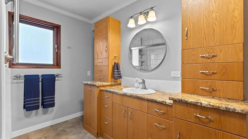 940 Peterman Road, Creston, BC - Indoor Photo Showing Bathroom