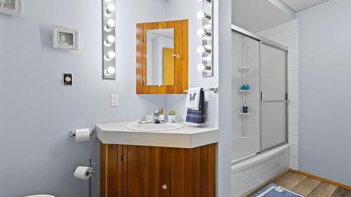 940 Peterman Road, Creston, BC - Indoor Photo Showing Bathroom