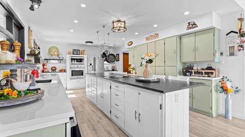 940 Peterman Road, Creston, BC - Indoor Photo Showing Kitchen With Upgraded Kitchen