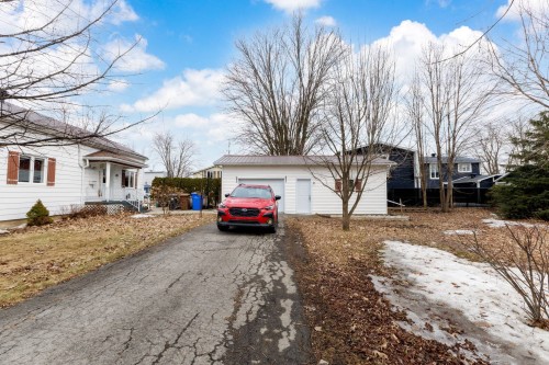Garage - 13 Rue André, Les Coteaux, QC - Outdoor