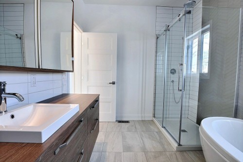 Salle de bains - Rue Des Cèdres, L'Assomption, QC - Indoor Photo Showing Bathroom