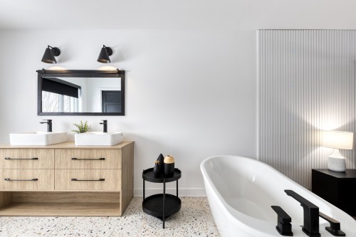 Salle de bains attenante à la CCP - Rue Des Cèdres, L'Assomption, QC - Indoor Photo Showing Bathroom