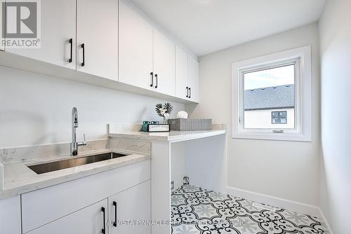 4248 Liberty Cross, London South (South V), ON - Indoor Photo Showing Kitchen