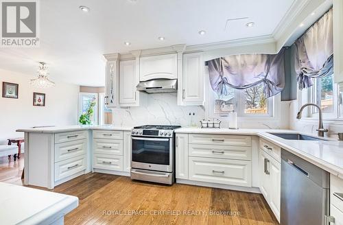 48 Fernbrook Crescent, Brampton, ON - Indoor Photo Showing Kitchen With Upgraded Kitchen
