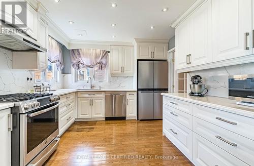 48 Fernbrook Crescent, Brampton, ON - Indoor Photo Showing Kitchen With Upgraded Kitchen