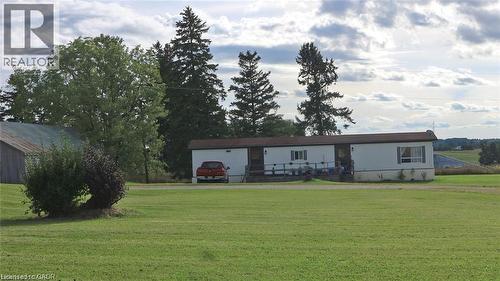 View of front of house with a front yard - 2265 Snyder'S Road E, Kitchener, ON 