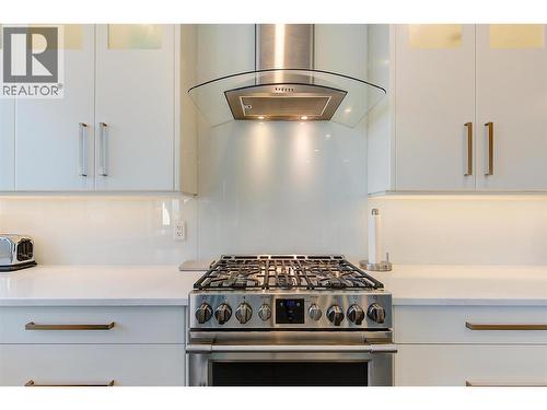 3961 Beachview Drive E, West Kelowna, BC - Indoor Photo Showing Kitchen