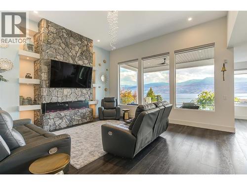 3961 Beachview Drive E, West Kelowna, BC - Indoor Photo Showing Living Room With Fireplace