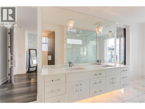3961 Beachview Drive E, West Kelowna, BC - Indoor Photo Showing Bathroom