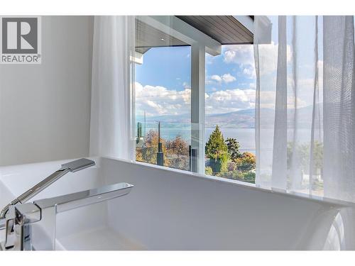 3961 Beachview Drive E, West Kelowna, BC - Indoor Photo Showing Other Room