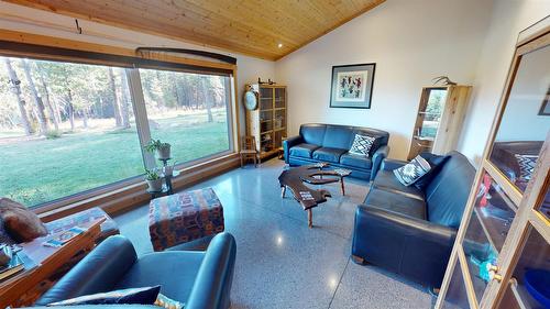 4427 Ferguson Road, Mayook, BC - Indoor Photo Showing Living Room