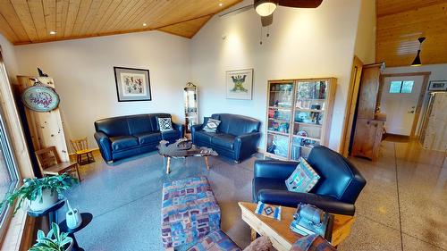 4427 Ferguson Road, Mayook, BC - Indoor Photo Showing Living Room