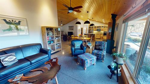 4427 Ferguson Road, Mayook, BC - Indoor