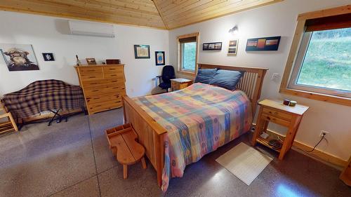 4427 Ferguson Road, Mayook, BC - Indoor Photo Showing Bedroom