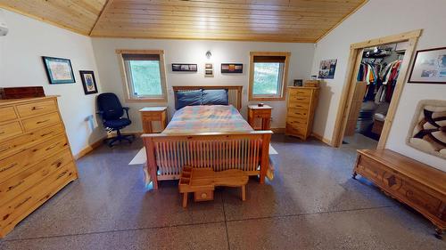 4427 Ferguson Road, Mayook, BC - Indoor Photo Showing Bedroom