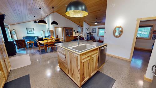 4427 Ferguson Road, Mayook, BC - Indoor Photo Showing Kitchen