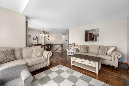 2007 Saddleback Drive, Kamloops, BC - Indoor Photo Showing Living Room