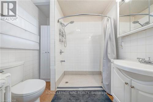 115 West Main Street, Welland, ON - Indoor Photo Showing Bathroom