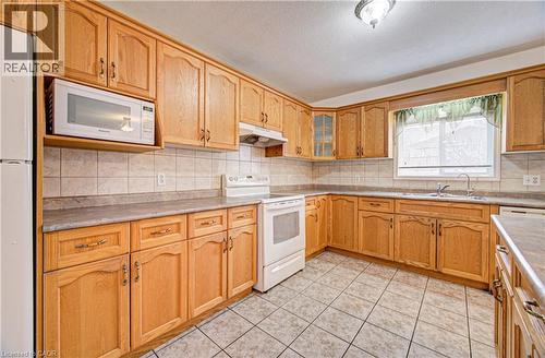 93 Edgemere Drive, Cambridge, ON - Indoor Photo Showing Kitchen With Double Sink