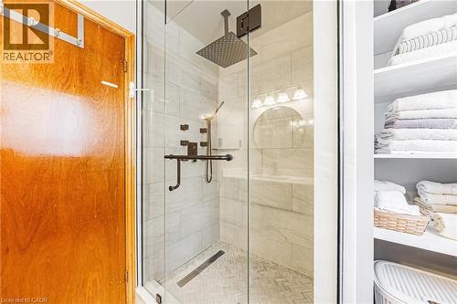 19 Glenhaven Court, Hamilton, ON - Indoor Photo Showing Bathroom