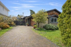 9960 Swiftsure Pl Sidney, BC V8L 4E4